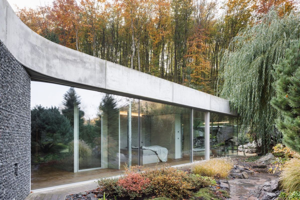 Značnú časť stavby lemuje presklená fasáda, ktorá prepúšťa krásu prírody dovnútra.