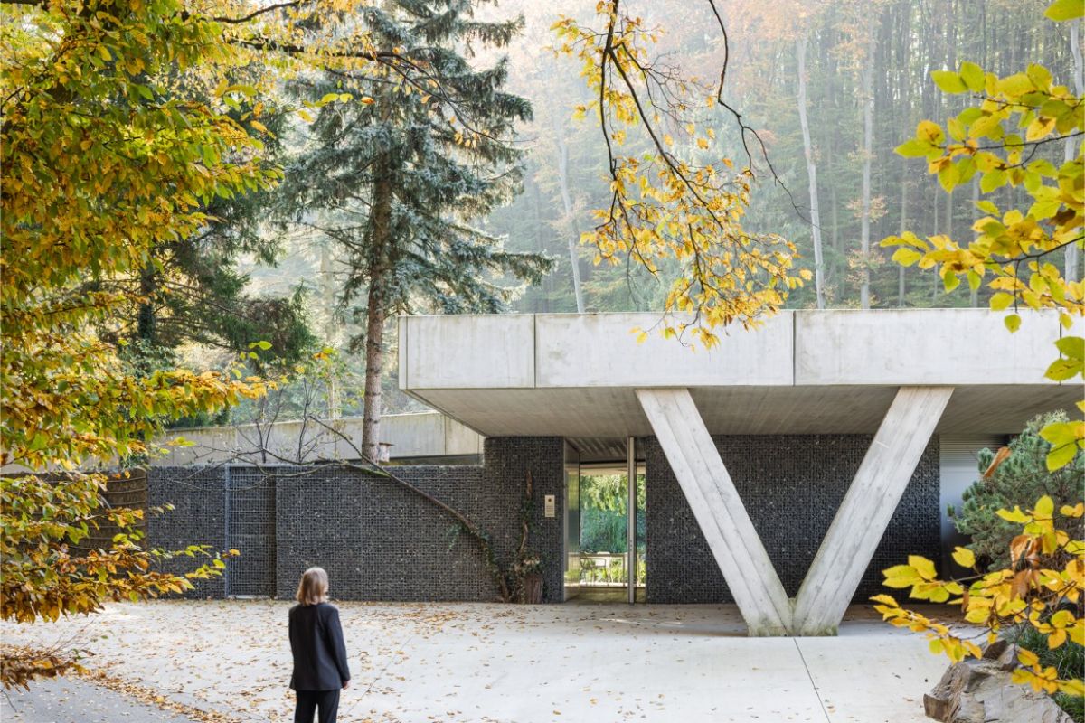 Pred vstupom do domu sa nachádza prestrešený priestor, kde môžu parkovať dve autá.