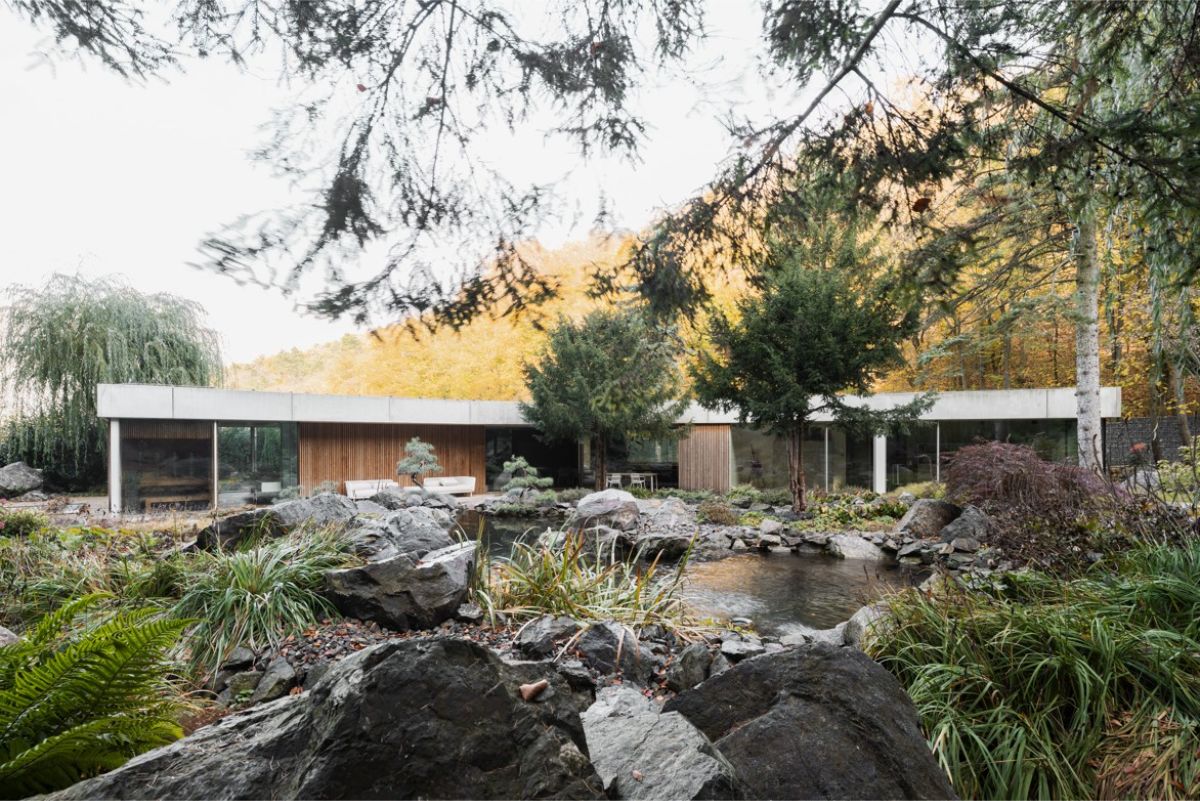 Súčasťou pozemku je aj záhradné jazierko a celoročný potok.