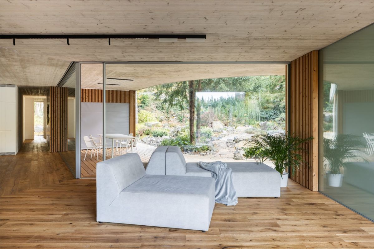 Interiér je zariadený minimalisticky a vzdušne, vďaka čomu viac vynikne príroda za oknami. 