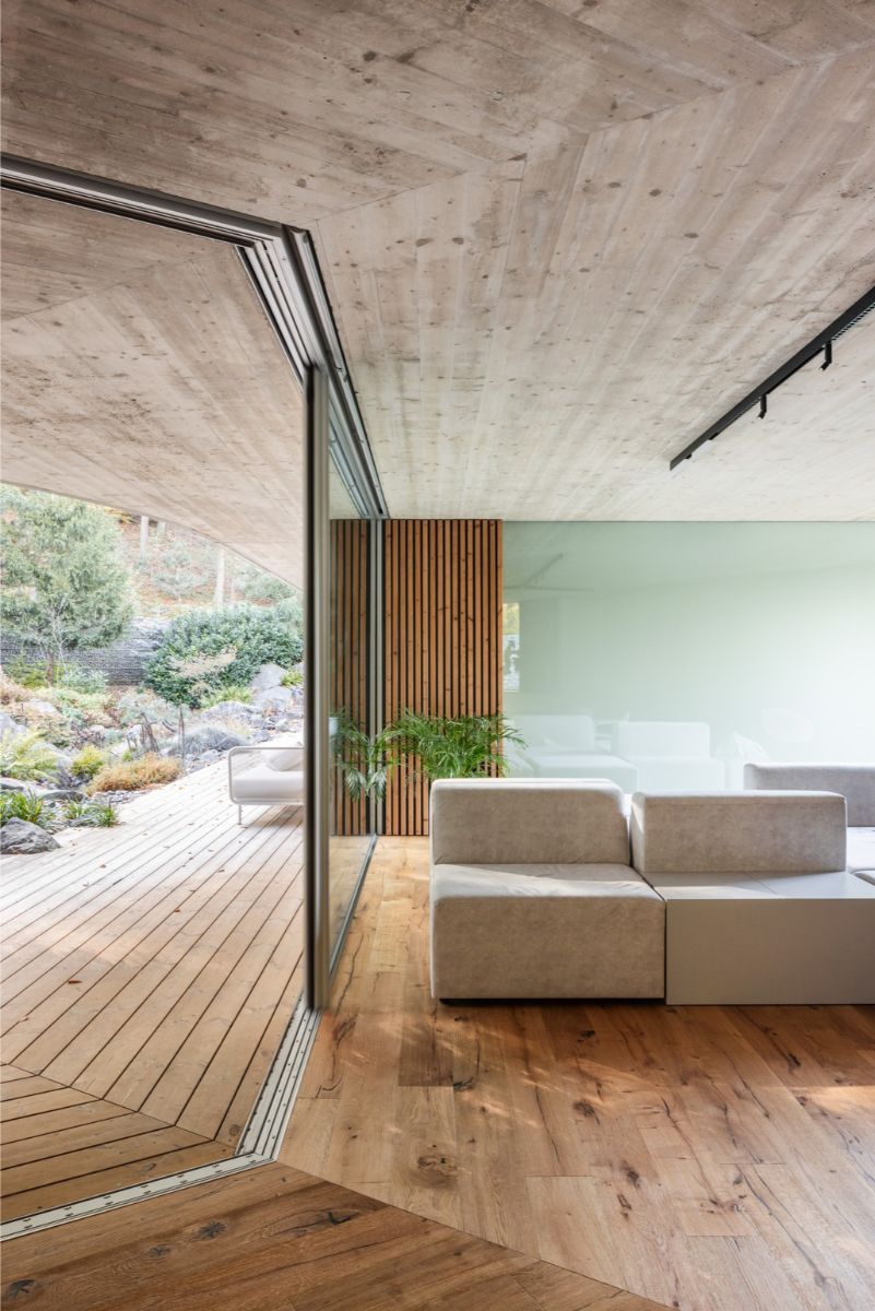 V interiéri použili architekti prírodné a surové materiály. 