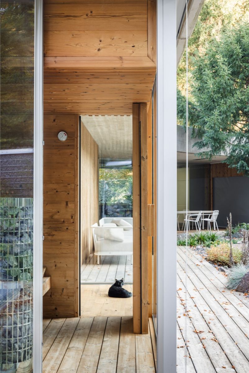 Na konci západného krídla sa nachádza súkromná sauna s priamym východom na malú terasu. Jej súčasťou je aj ochladzovací a vírivý bazén.