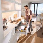 Biela moderná kuchynská linka so zásuvkou pod drezom v tvare U.