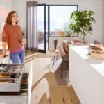 Minimalistická kuchynská linka s otvorenými zásuvkami s priehradkami.