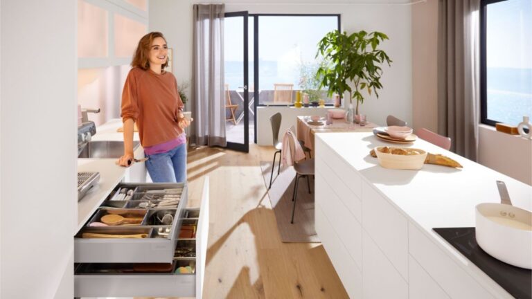 Minimalistická kuchynská linka s otvorenými zásuvkami s priehradkami.