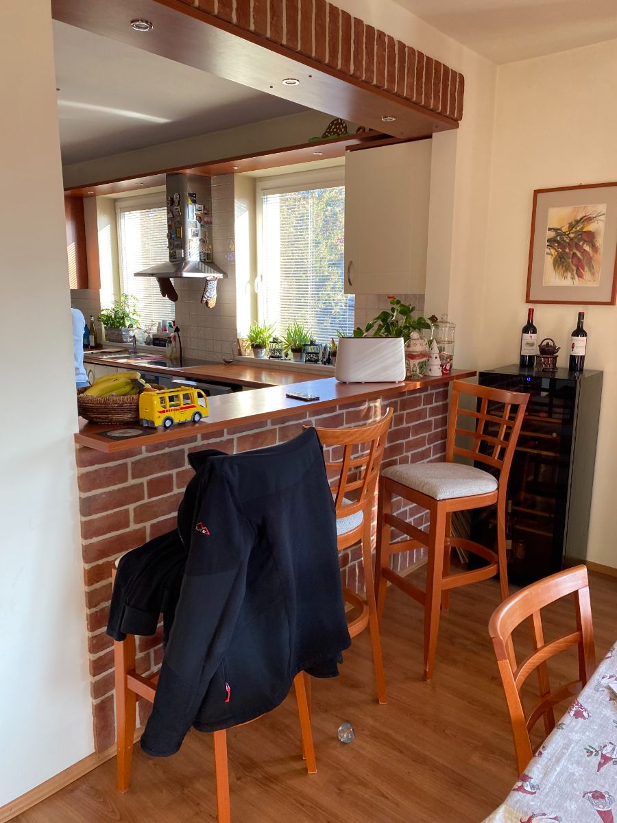 Pôvodná murovaná priečka do výšky barového sedenia sa už nepoužívala, a tak ju zbúrali.