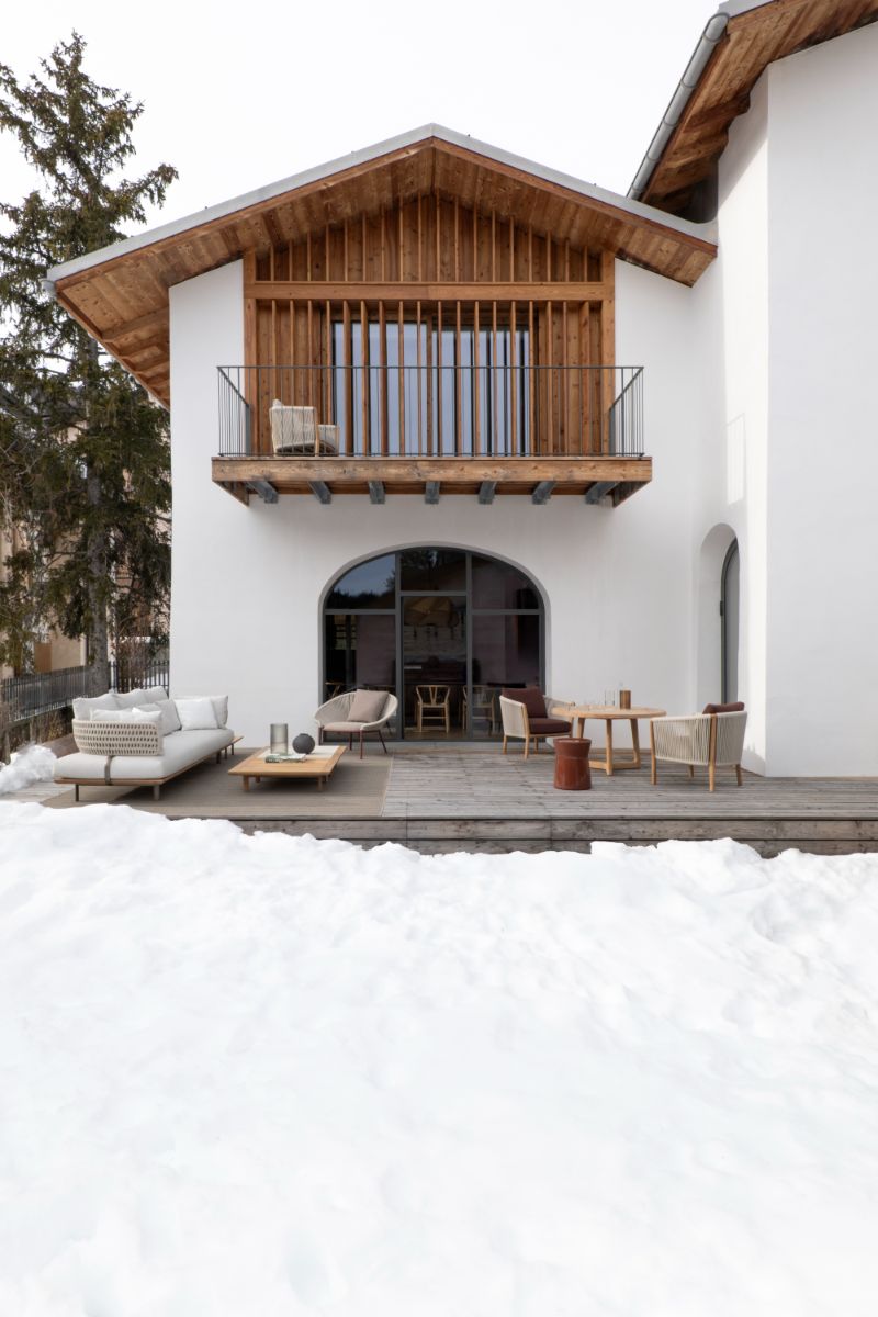 Vila poskytuje domácim hneď niekoľko možností posedenia či relaxovania v exteriéri.