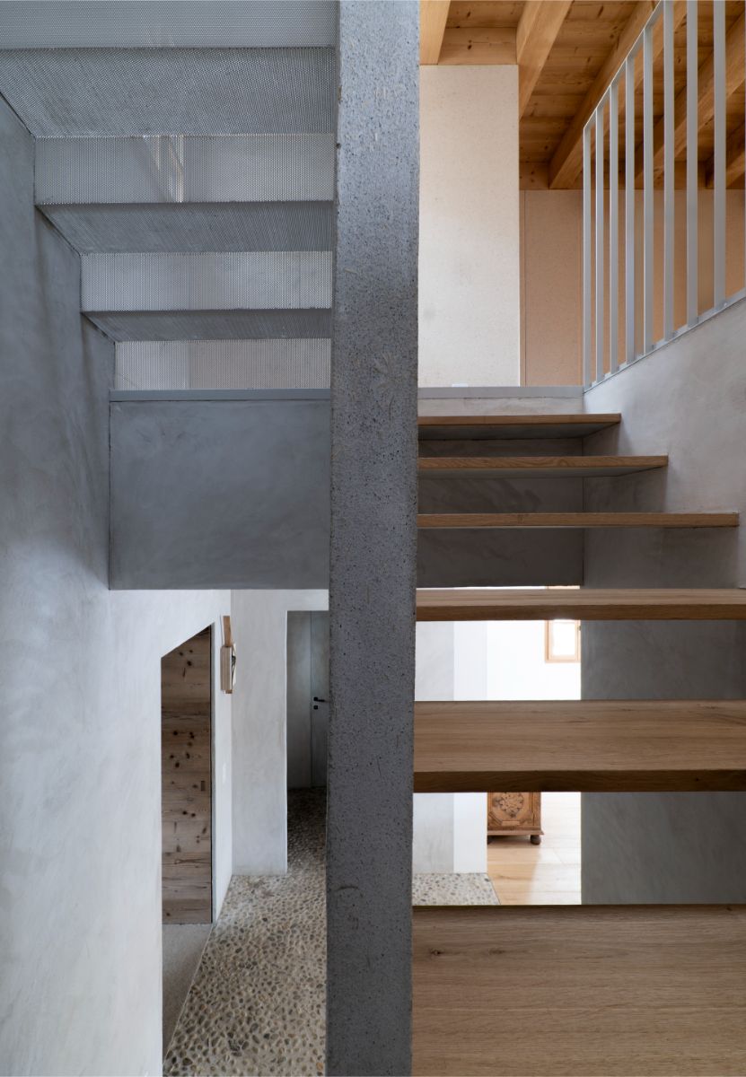 Vila je zariadená pomerne minimalisticky a v neutrálnych farbách.