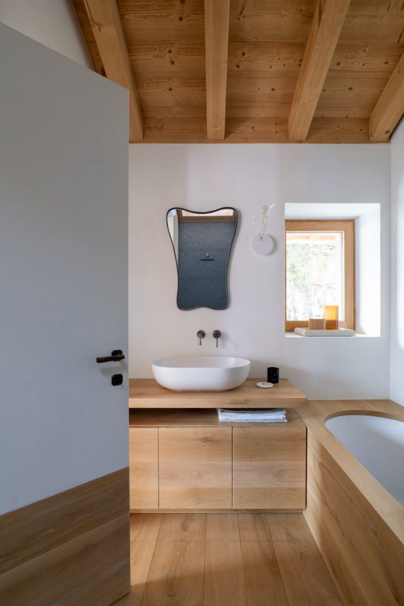 Kúpeľňa na poschodí je zariadená jednoducho a odráža pokojný a prírodný štýl horských chát. 