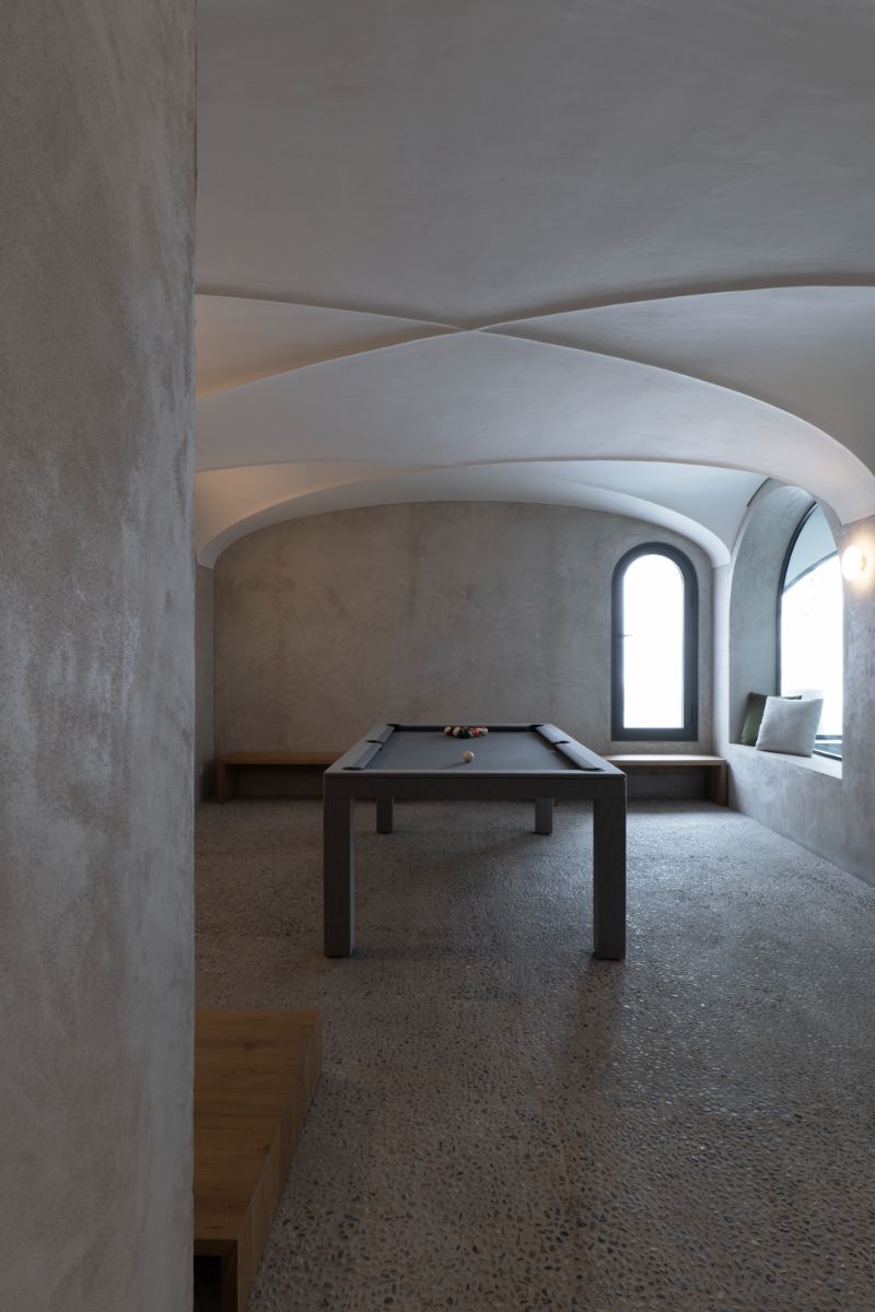 Biliardová miestnosť na najnižšom podlaží poskytuje nielen relax ale aj formu aktívnej zábavy.