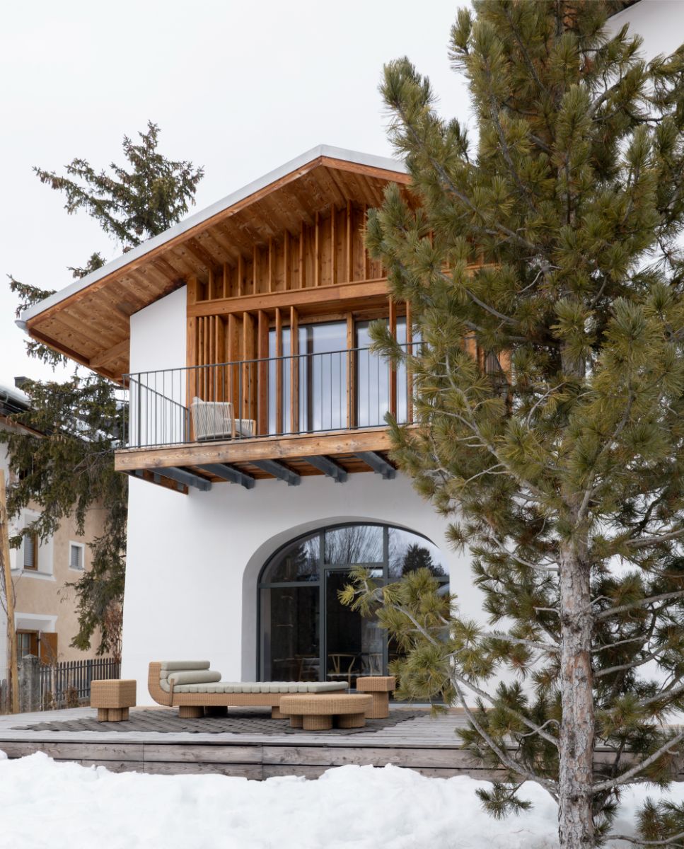 Vila poskytuje domácim hneď niekoľko možností posedenia či relaxovania v exteriéri.