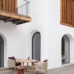 Posedenie prd alpskou vilou na drevenej terase.