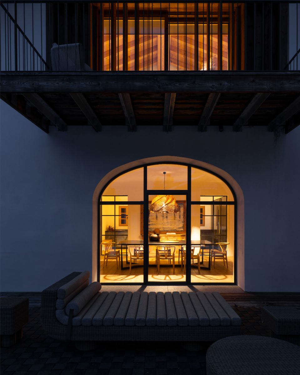 Charakteristickým prvkom vily sú poloblúkové okná, ktoré jej dodávajú na elegancii-