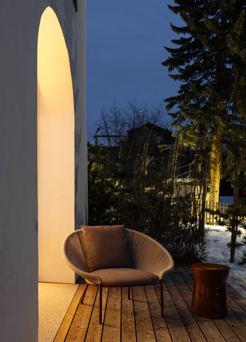 Vila poskytuje domácim hneď niekoľko možností posedenia či relaxovania v exteriéri.