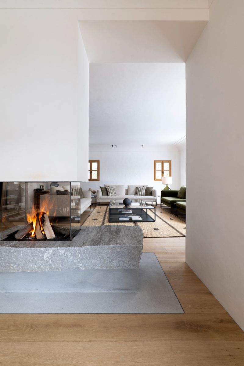 Centrum dennej miestnosti predstavuje moderný kozub, presklený zo všetkých štyroch strán.