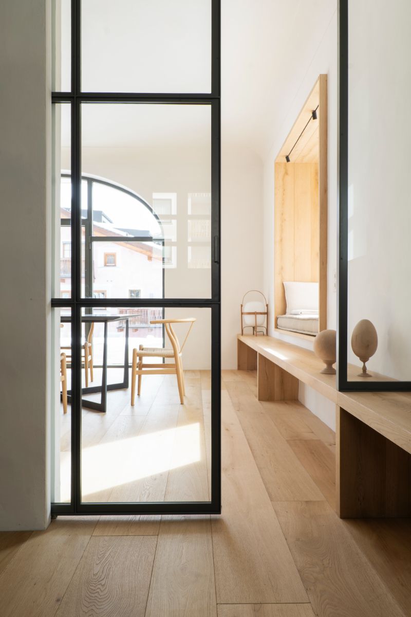 Zariadenie je relatívne minimalistické, dekorácií i umenia je tu málo, no zato boli očividne starostlivo vybrané.