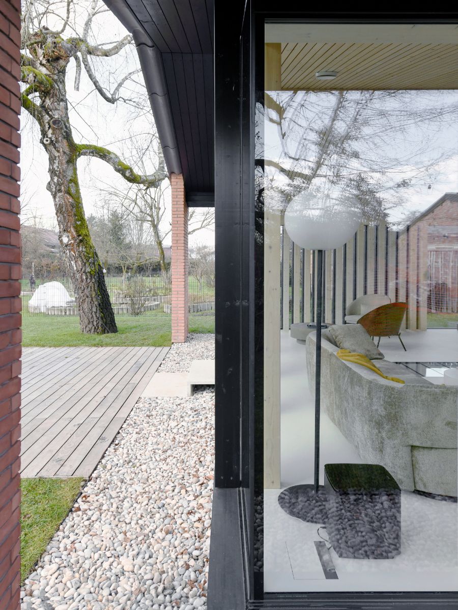 Dom sa nachádza ako posledný v rade a blízko parku, a tak si architekti mohli dovoliť trocha ho rozšíriť o prístavbu.