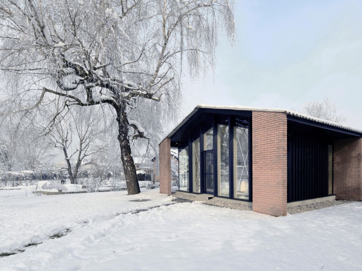 Architekti zo štúdia OFIS zachovali proporcie aj tvar domu, aby z neho stále bolo cítiť pôvodných autorov Ivanšekovcov.