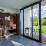 Presklené veľkoformátové posuvné dvere na terasu z priestorov sauny,