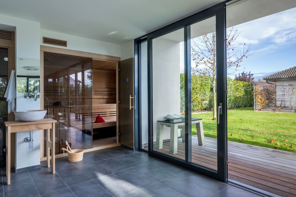 Presklené veľkoformátové posuvné dvere na terasu z priestorov sauny,