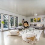 Moderná obývačka s presklenými dvojkrídlovými dverami sa balkón.