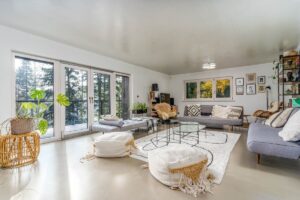 Moderná obývačka s presklenými dvojkrídlovými dverami sa balkón.