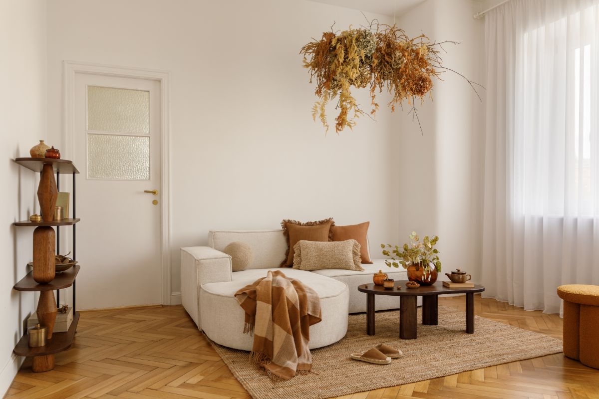 Moderná kuchyňa s dreveným ostrovom, bielymi skrinkami, masívnym jedálenským stolom a tromi závesnými lampami.