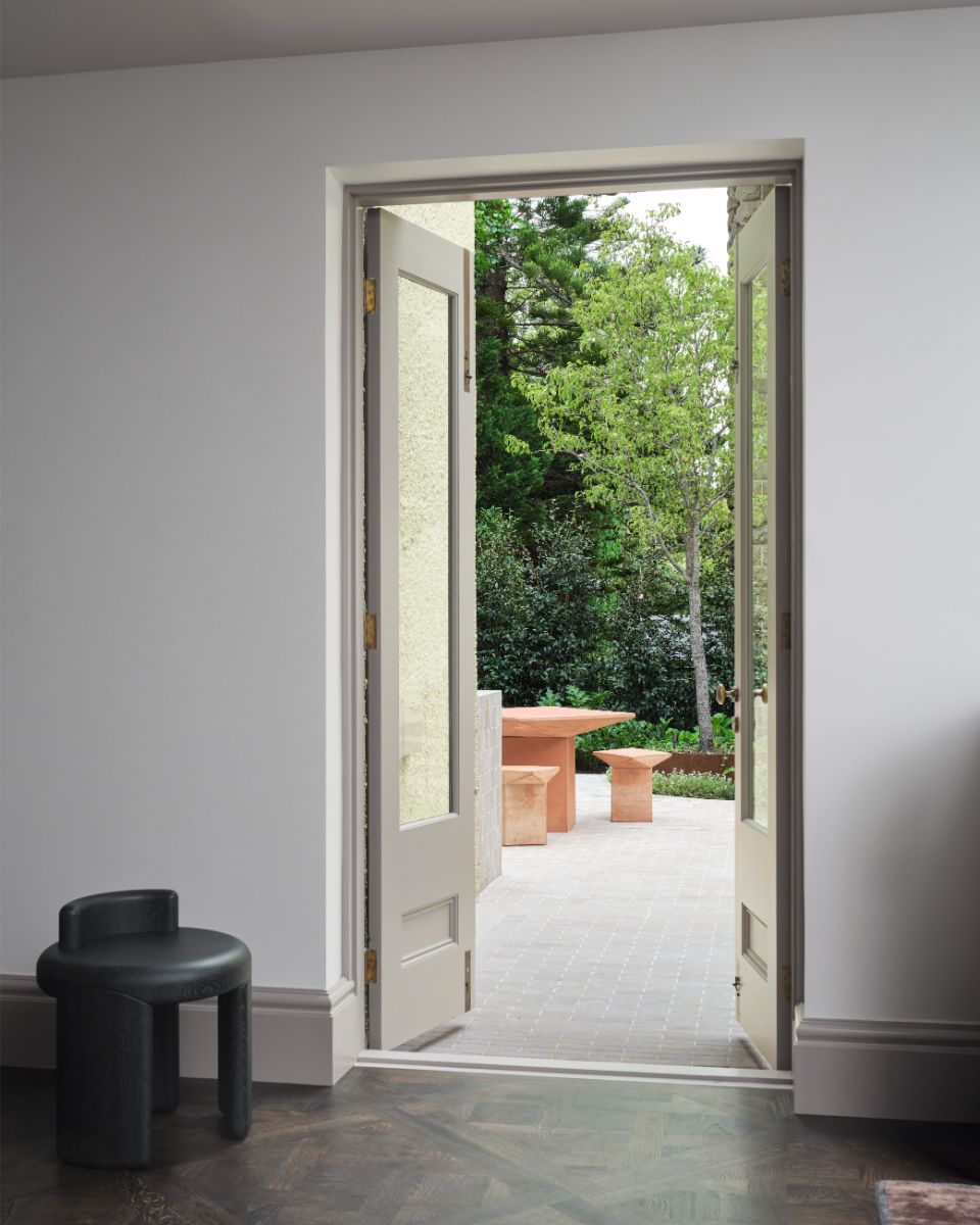 Dizajn interiéru vychádza z tradícií anglického vidieka, no interpretuje ich súčasným a trocha voľnejším spôsobom.