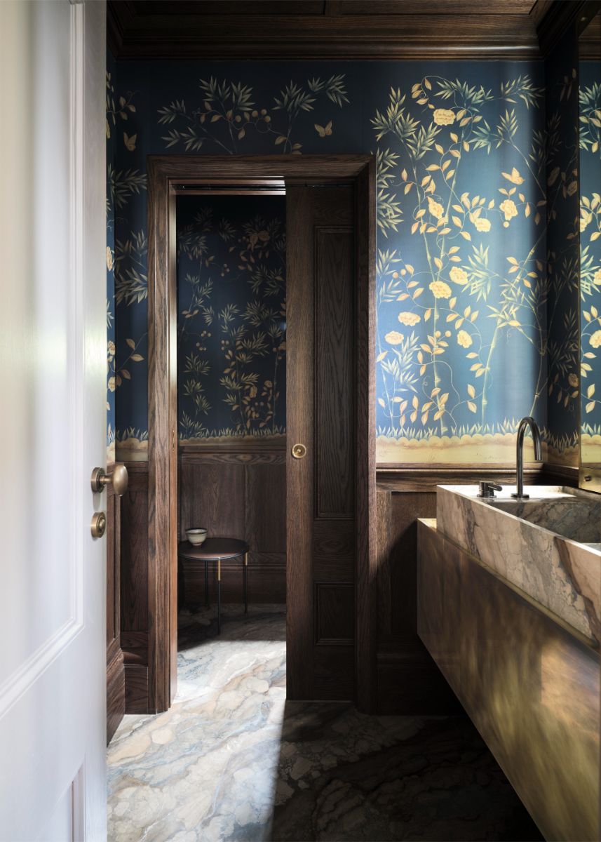 Pri dizajne sídla na spoločenské účely si štúdio dalo záležať ešte aj na toalete pre hostí. Definuje ho tmavá farebnosť, kvalitné materiály, drevené obloženie a podmanivá tapeta s rastlinným vzorom.