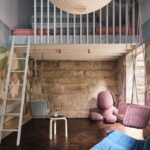 Detská izba so závesnými hojdačkami, veľkou hračkou a spacou galériou s rebríkom.