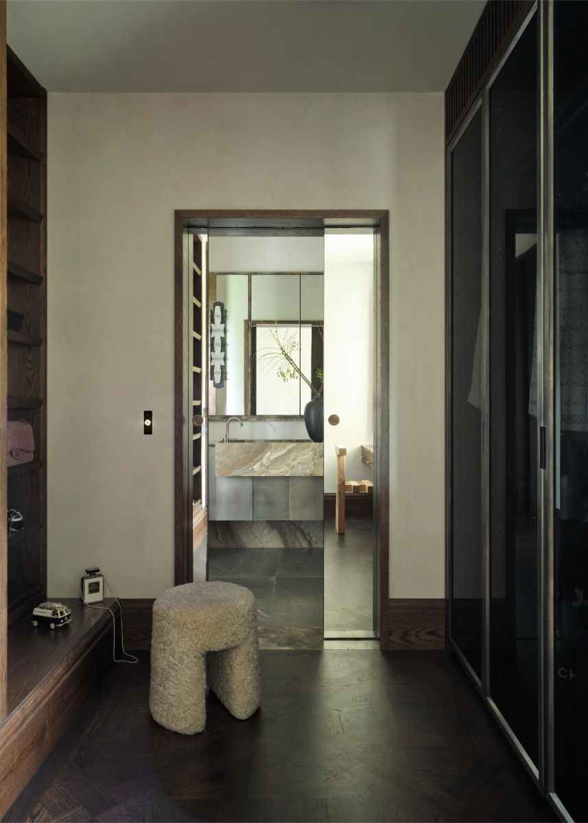 Súčasťou súkromných priestorov je aj veľký walk-in šatník a samostatná kúpeľňa.