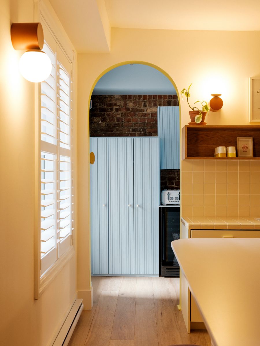 Oblúkový priechod z hlavnej kuchyne vedie do špajze a zadnej kuchyne.