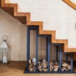 Priestor pod schodmi vyplnený kovovým držiakom na drevo.