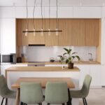 Moderná kuchynská linka so skrinkami po strop a kuchynským ostrovčekom.