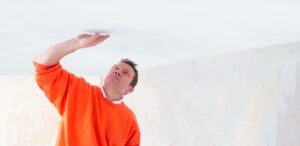 Muž skúša rukou hladkosť stopu.