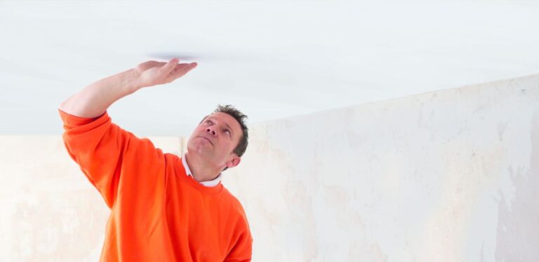 Muž skúša rukou hladkosť stopu.