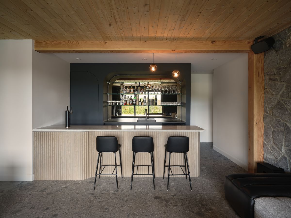 Menší barový pult využívajú majitelia a hostia najmä v lete, keď väčšinu času trávia na terase pri bazéne.