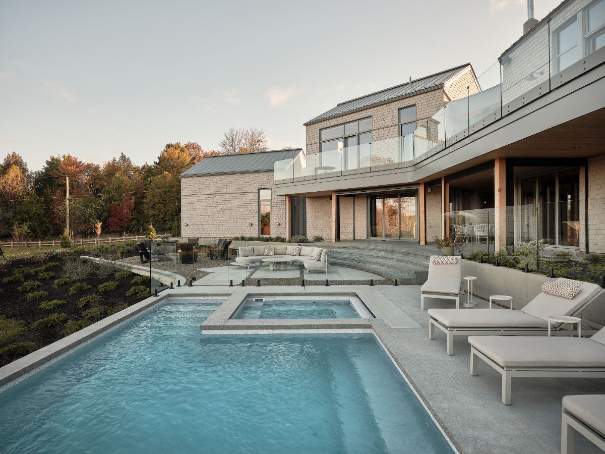 Súčasťou priestranstva za domom je aj bazén s vírivkou či ohnisko.