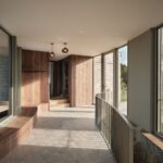 Presvetlená chodba s drevenou lavicou, orechovým obkladom stien, dizajnovými svietidlami a kamennou dlažbou.