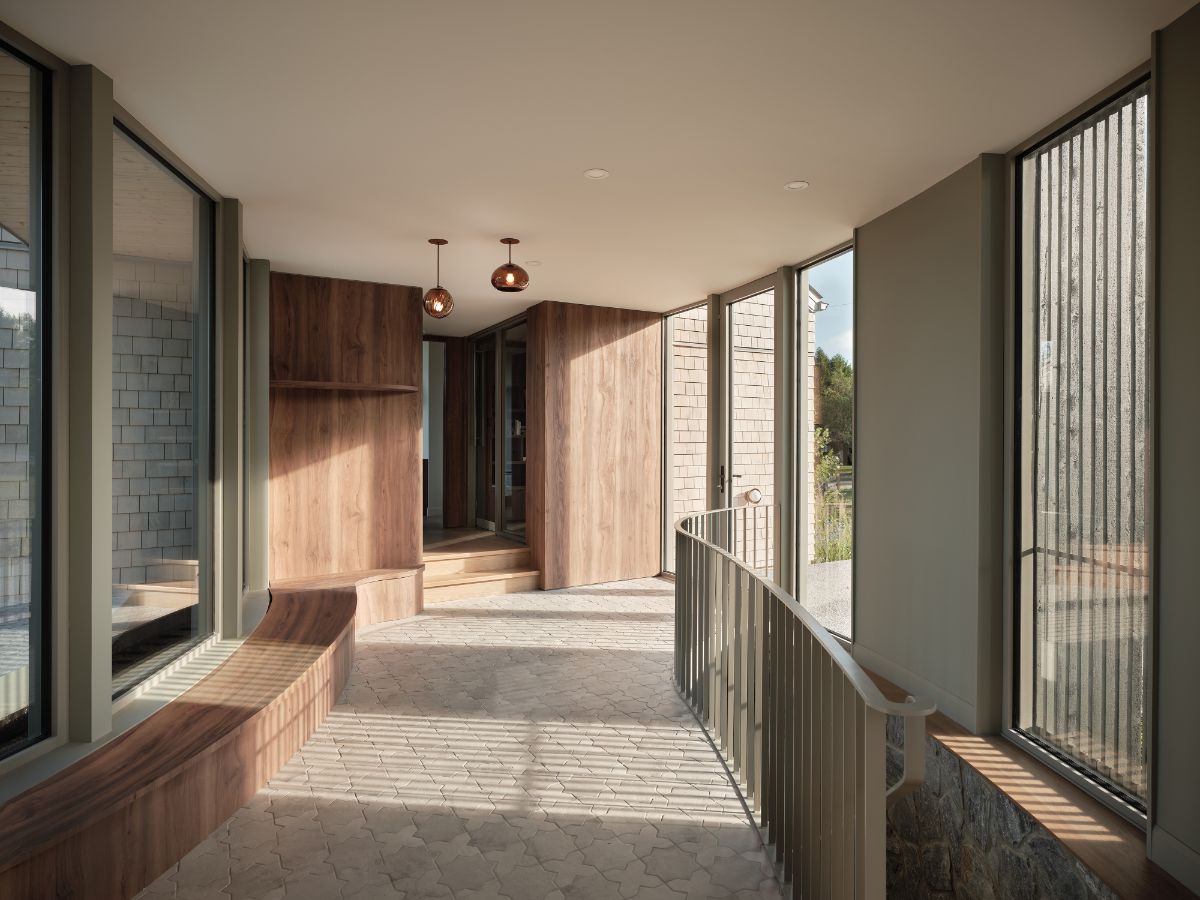 Vstupná časť domu vytvára dojem, akoby ste bol vnútri a zároveň stále čiastočne vonku.