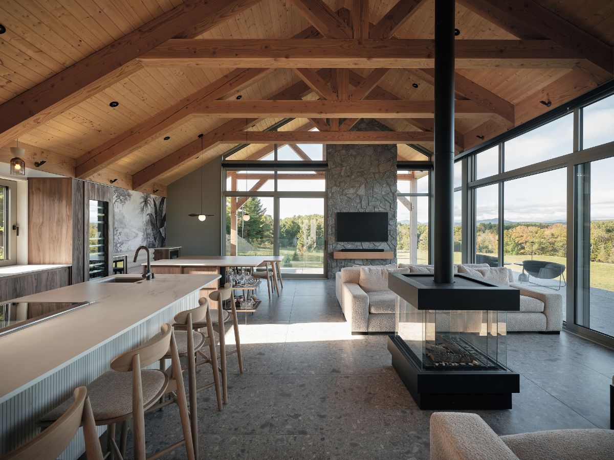 Vnútro s priestorom otvoreným do krovu, viditeľnými trámami a prírodnými materiálmi pripomína stodolu. 