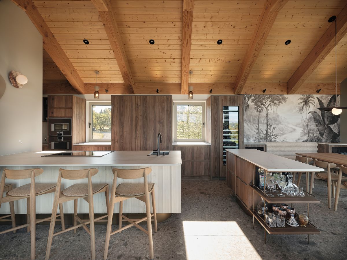 Interiér ozvláštňuje čierno-biela tapeta s prírodným motívom.