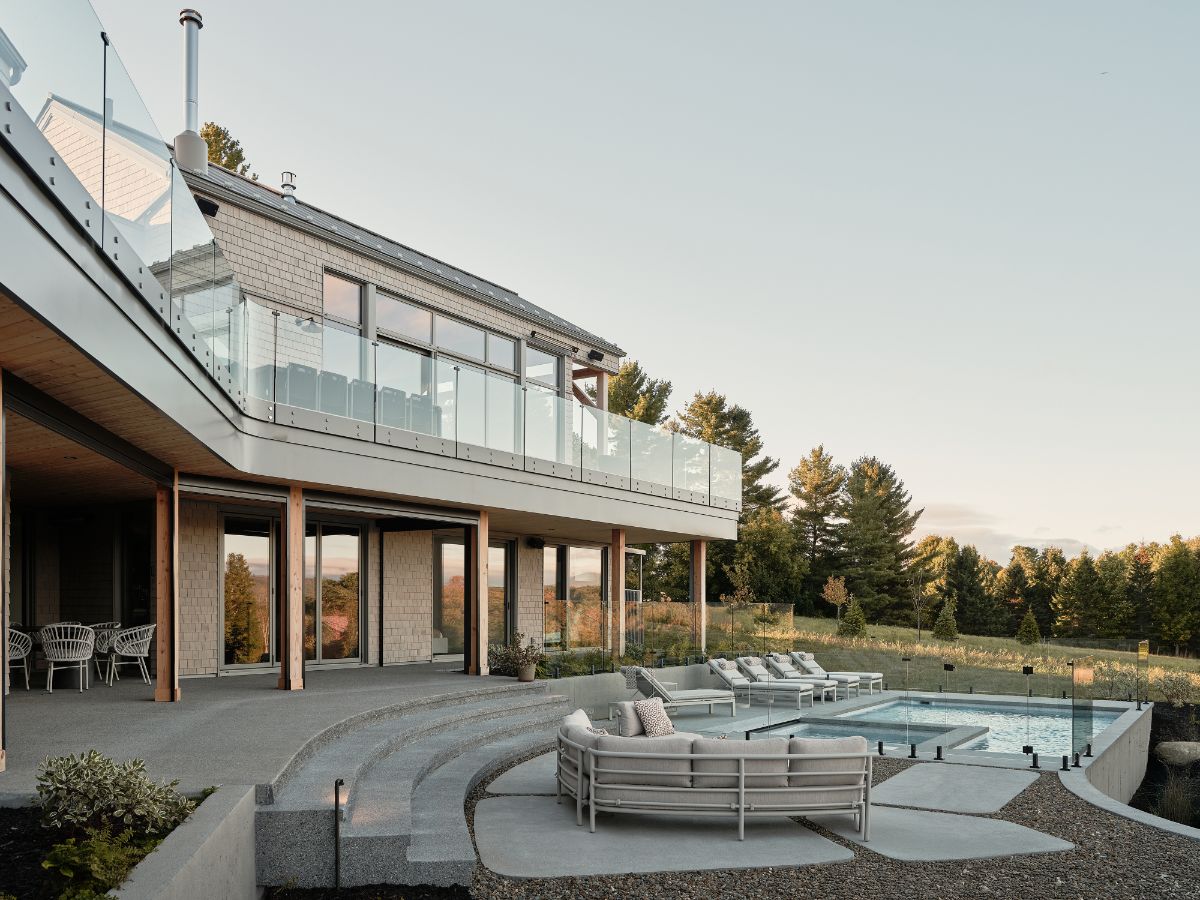 Keďže je dom postavený vo vrchnej časti zvažujúceho sa pozemku, je z nehokrásny výhľad na prírodu v okolí.