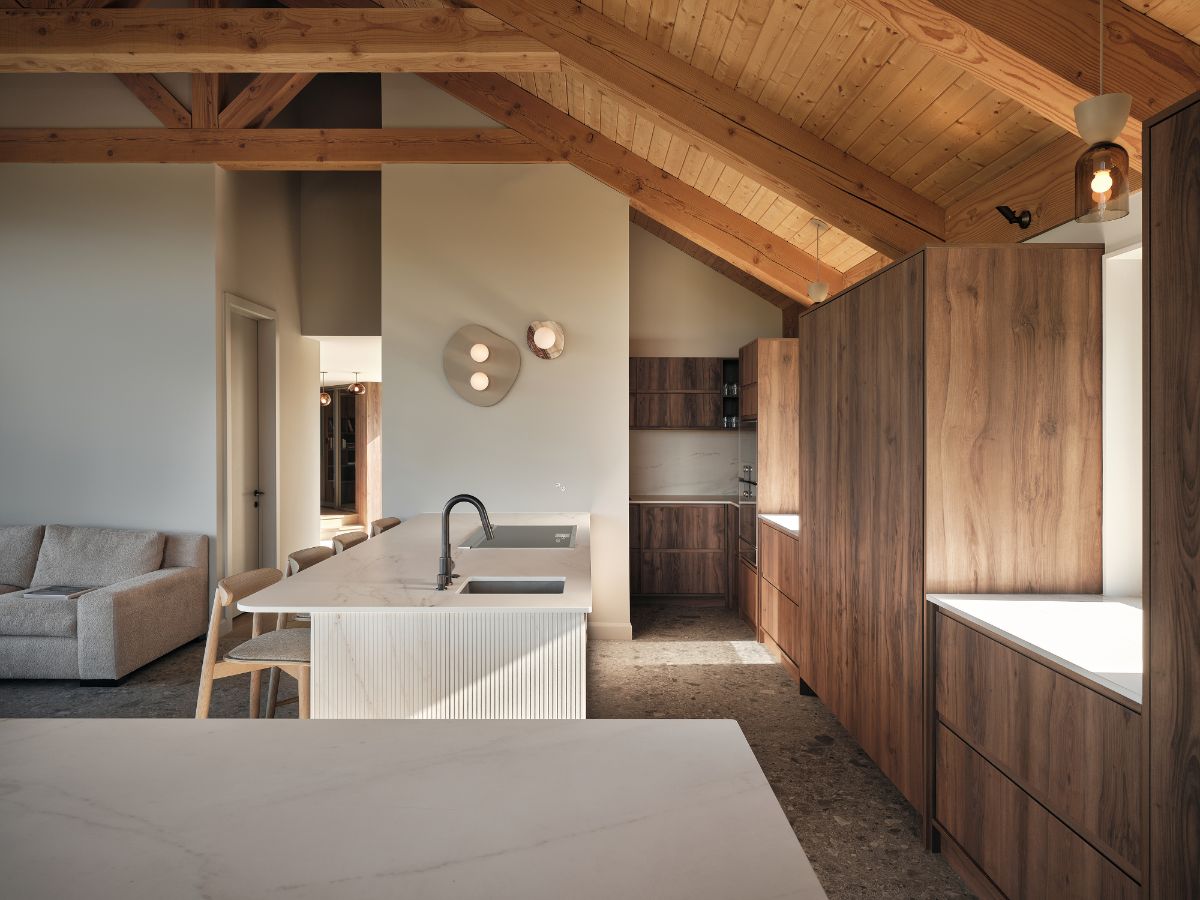 Trámy v otvorenom priestranstve sú vyrobené z červeného cédra. Zámerom bolo priblížiť sa tradičnému životu v kraji.