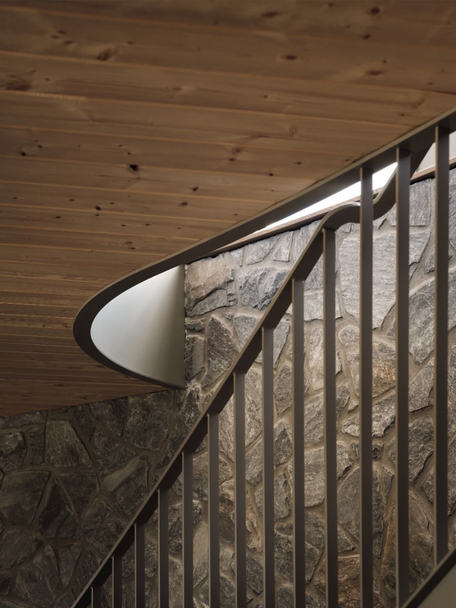 Rurálnu atmosféru podčiarkuje použitie prírodných surovín, ako je surový kameň a drevo.