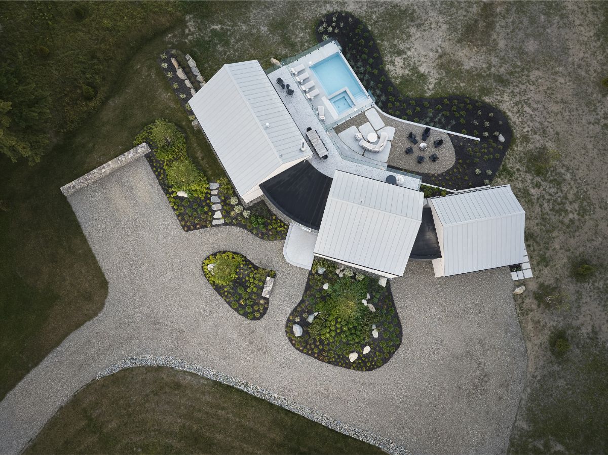 Rezidencia Georgeville tak trochu klame zjavom. Vyzerá ako tri samostatné budovy, no v skutočnosti ide o jeden dom, spojený krytými chodbami.