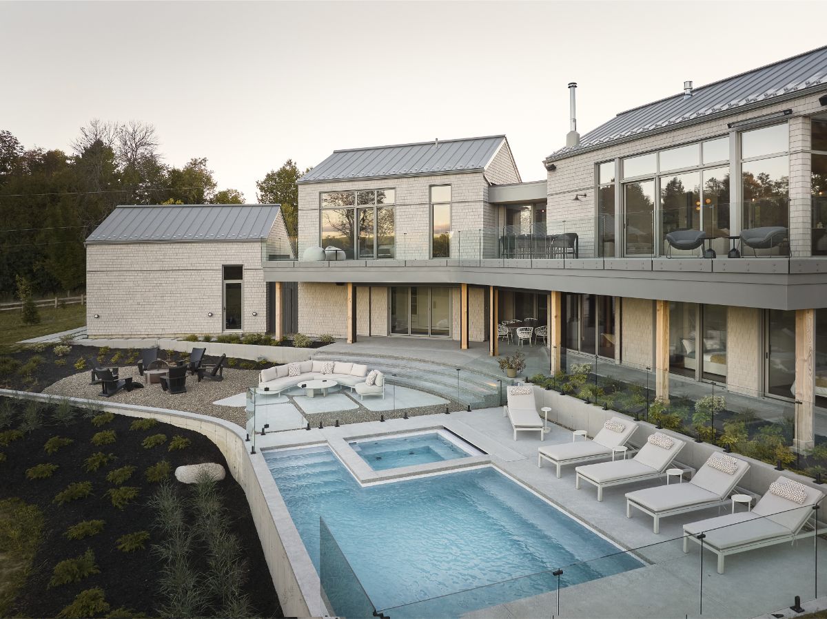 Majitelia a ich hostia si na terase za domom môžu užívať pestré možnosti odpočinku a zábavy. K dispozícii tu majú bazén s vírivkou, ležadlá aj ohnisko s posedením.