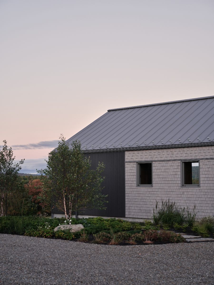 Architekti sa pri navrhovaní inšpirovali vidieckou architektúrou typickou pre región. 