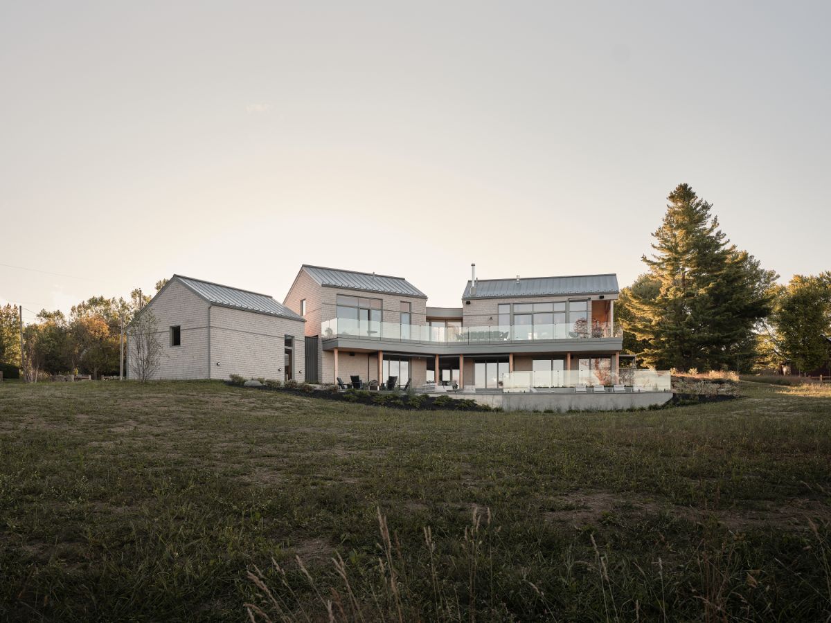 Z prednej strany vyzerá sídlo nenápadne a trocha skromne. Z druhej strany je však omnoho väčší, pohodlnejší a rozhodne nie skromný. 