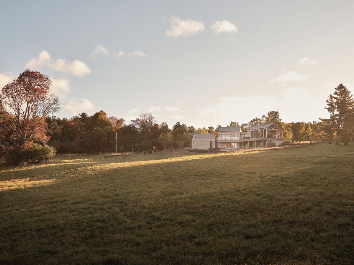 Efekt splynutia objektu s prírodou docielili architekti výberom farieb, materiálov a vhodným zasadením budov do terénu.
